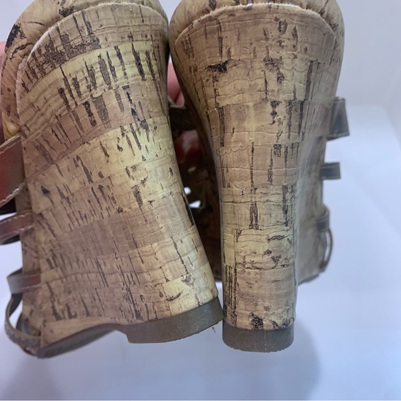 UNLISTED light tan gold size 11 gorgeous wedge strappy sandals new in box - Picture 6 of 10